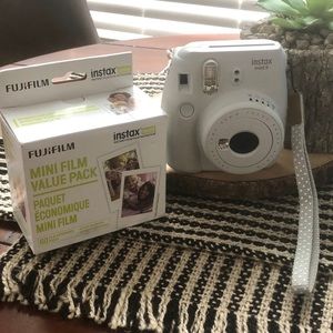 Fuji Instax Mini 9- BRAND NEW Comes with film!
